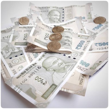 Hindistanın yeni 500 rupi banknotları gelişigüzel dağıtılmış 5 Rupi 'lik beyaz kağıt paralarla