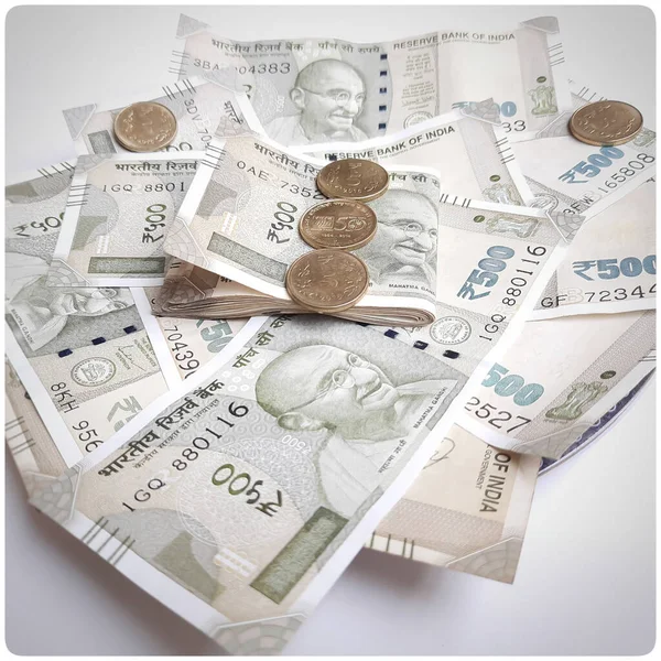 印度新发行的500卢比纸币与5卢比的白纸钞票随意流通 — 图库照片