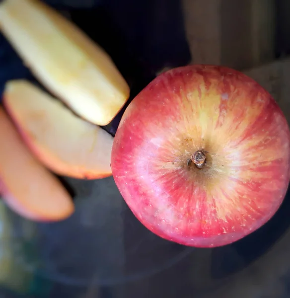 Bir Elma Parçalarını Siyah Arkaplana Güzelce Yerleştirmiş — Stok fotoğraf