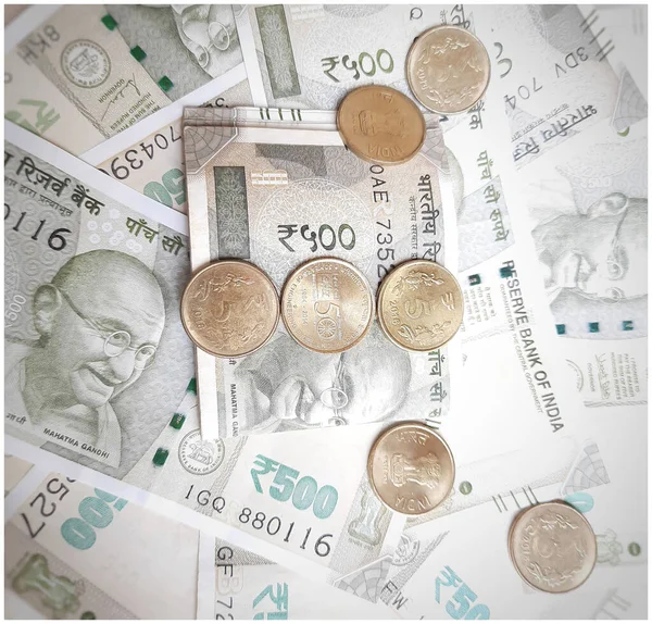 インドの新しい500ルピーの通貨ノートはランダムに5ルピー硬貨で白い紙に広がる — ストック写真
