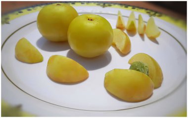 İki renkli sağlıklı Bektaşi üzümü ve parçaları beyaz tabakta güzelce düzenlenmiş ve lif bakımından zengin kan şekeri kalp ve sağlıklı beslenme için iyi ve ayrıca C vitamini açısından zengin.