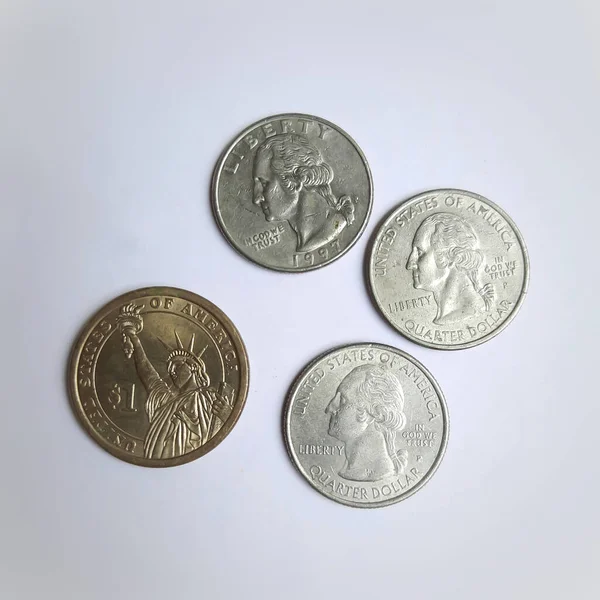 Ein Dollar Und Viertelmünze Auf Weißem Chart Hintergrund — Stockfoto