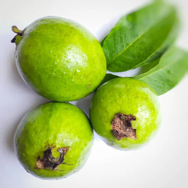 Grüne Farbe Guave Mit Blättern Schön Mit Farbpapieren Auf Dem — Stockfoto