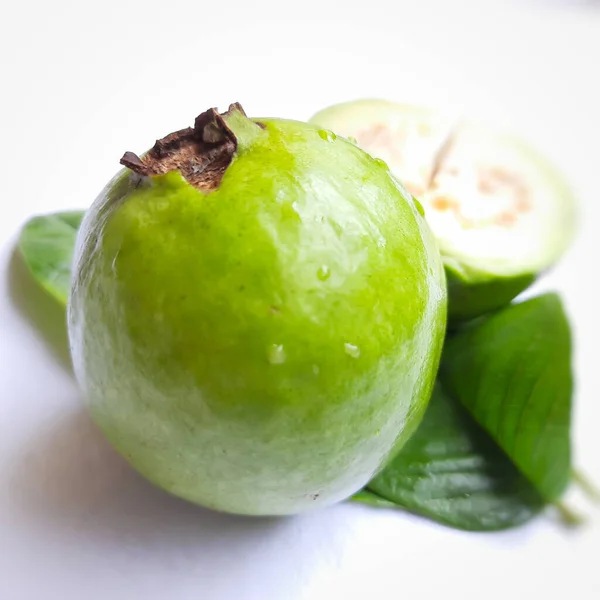 Guayaba Color Verde Con Piezas Cortadas Hojas Arregladas Maravillosamente Con — Foto de Stock