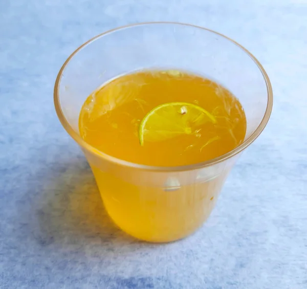 Succo Limone Vetro Con Aggiunta Sciroppo Arancia Fetta Limone All — Foto Stock