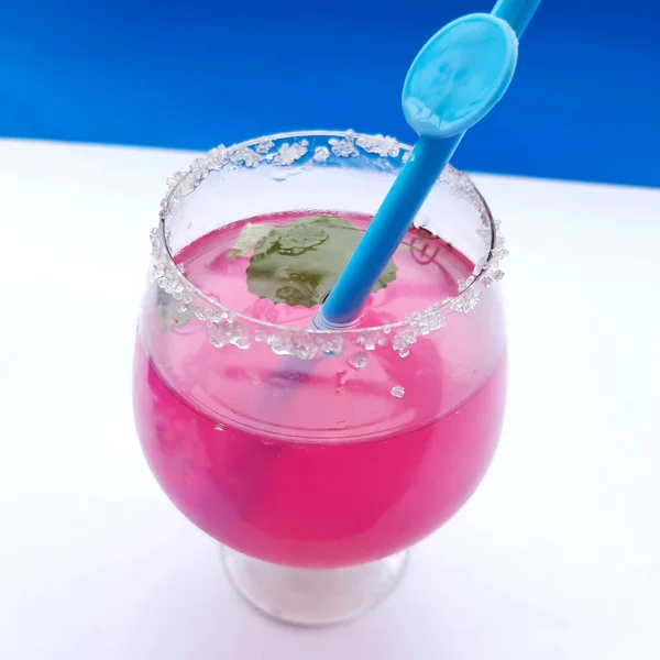 色彩艳丽的粉红色果汁中加入柠檬汁和稻草 涂上漂亮的白色和蓝色底色 有利于免疫力的增强 — 图库照片