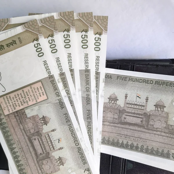 Indian Νέο Νόμισμα 500 Ρουπίες Λαστιχάκι Εξάπλωση Τυχαία Πήρε Κοντινή — Φωτογραφία Αρχείου