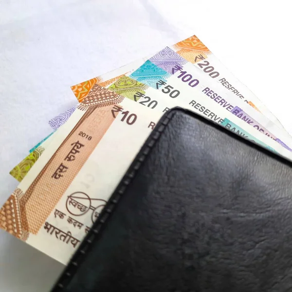 インドの新しいルピーの通貨ノートは 財布の中のすべてのルピーコインで整然とした番号を上向きに配置しました — ストック写真