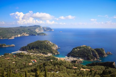 Paleokastritsa Körfezi 'nin panoramik manzarası, Korfu, Yunanistan