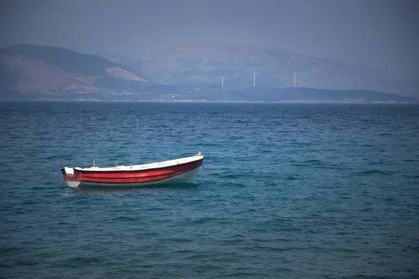 Barco Vermelho Branco Mar — Fotografia de Stock