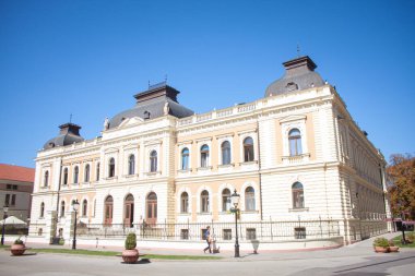 Sırbistan 'ın Sremski Karlovci kentinde bulunan Aziz Arsenije Papaz Okulu (Bogoslovija Sveti Arsenije Sremac).