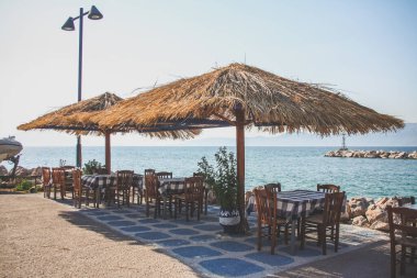 Deniz kenarındaki Restoranda Boş Masa, Asmini, Yunanistan