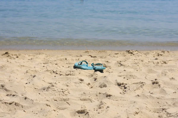 Пляжные Тапочки Пляже — стоковое фото