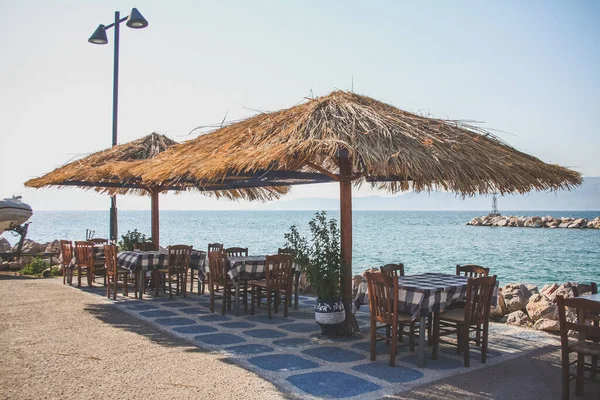 Deniz kenarındaki Restoranda Boş Masa, Asmini, Yunanistan