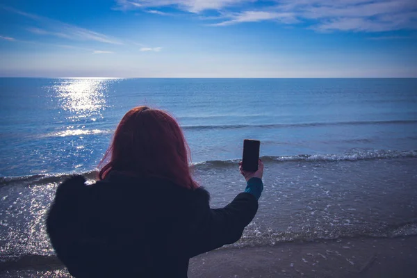 Женщина Пляже Фотографируется Телефоном — стоковое фото