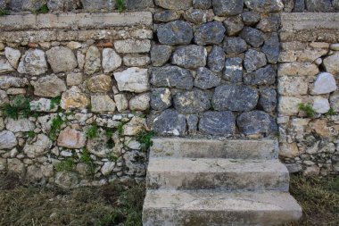 Eski taş duvar ve merdivenler