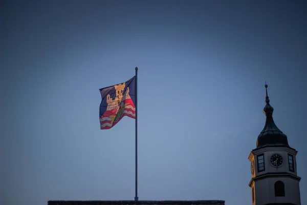 Σημαία Του Βελιγραδίου Στον Γαλάζιο Ουρανό Και Στον Πύργο Του — Φωτογραφία Αρχείου