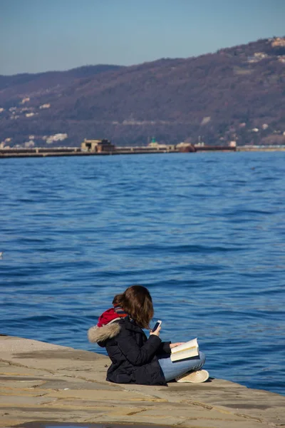 Menina Lendo Livro Doca — Fotografia de Stock