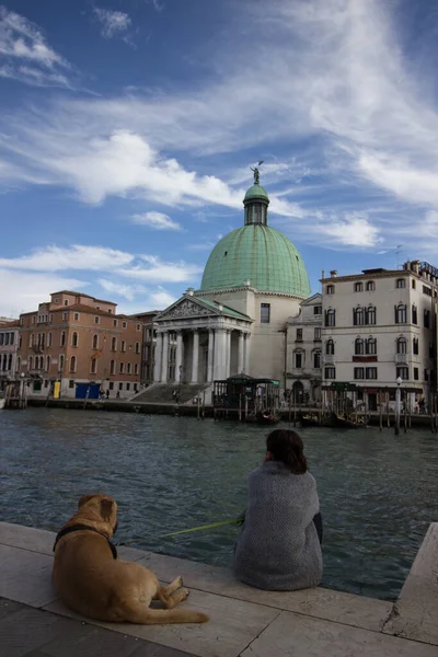 Woman Sits Dog Steps Canal Venice — Stock Photo, Image