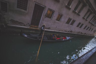 Venedik 'te gondollu kanal