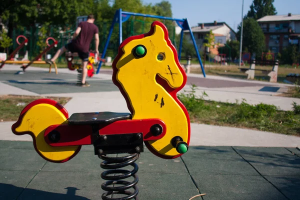 Buntes Pferd Auf Dem Spielplatz — Stockfoto