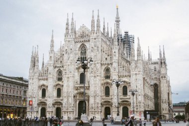 Milano Katedrali'ne Meydanı