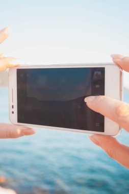 kadın kullanım akıllı telefon almak deniz fotoğraf