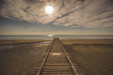 Sabah güneşinde ahşap iskele, Lido Di Jesolo plajı, İtalya