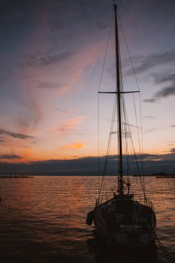 Limandaki tekne, Trieste, İtalya 