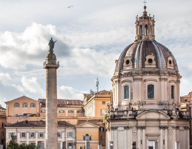 Trajan 'ın Sütunu ve Aziz Peter Bazilikası, Roma, İtalya