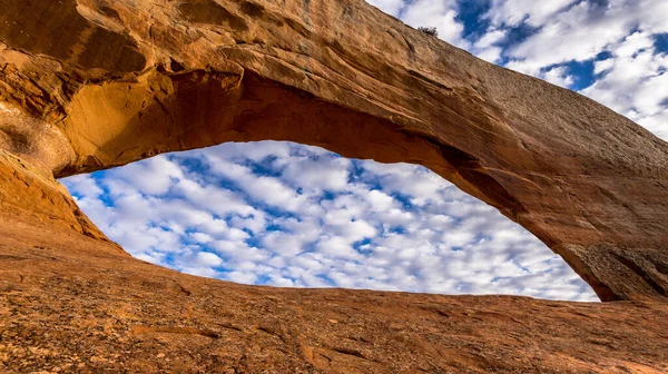 Mooie Wolken Bij Wilson Arch Bij Moab Utah — Stockfoto