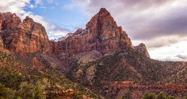 Güneş batarken Zion Ulusal Parkı 'ndaki Bekçi