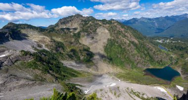 Bagley Lakes Dağı 'ndaki Masa Dağı' nın manzarası. Baker-Snoqualmie Ulusal Ormanı