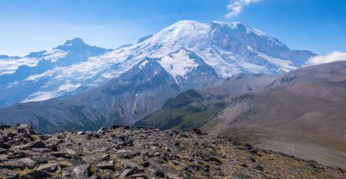 Rainier Dağı Ulusal Parkı 'nda Burroughs Patikası' nda yürüyüş.
