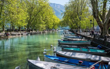Annecy, Fransa 'daki Vasse Kanalı' nda güzel bir gün.