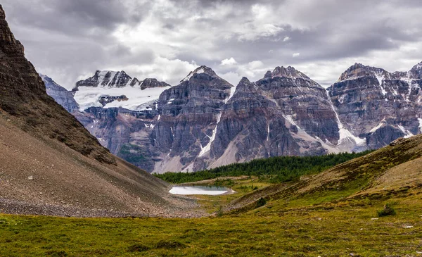 Hermosas Montañas Durante Senderismo Parque Nacional Banff — Foto de Stock