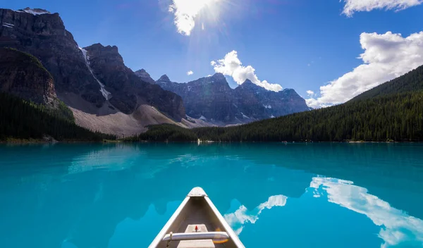 Κανό Στη Λίμνη Moraine Στο Εθνικό Πάρκο Banff — Φωτογραφία Αρχείου