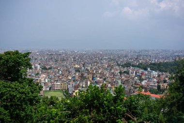 Dağlarla çevrili büyük şehir Katmandu.