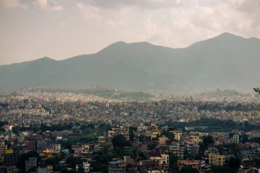 Dağlarla çevrili büyük şehir Katmandu.