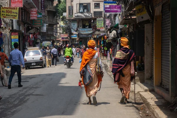 Narancssárga Ruhás Zarándokok Kathmandu Utcában — Stock Fotó