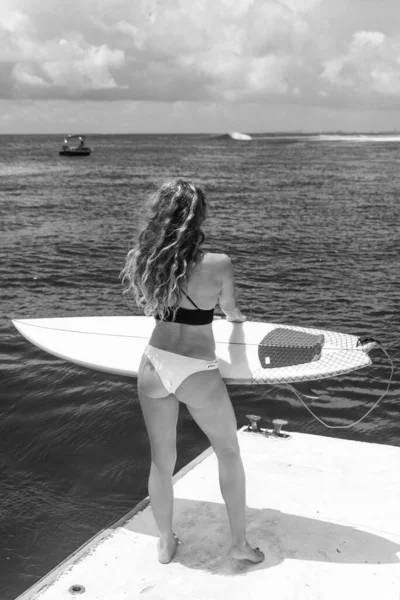 Black White Portrait Young Blonde Woman Bikini Surfboards Background She — Stock Photo, Image