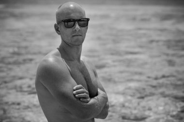 Güneş gözlüklü İskandinav kel adamın siyah ve beyaz portresi