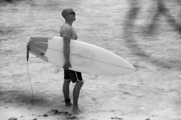 Retrato Blanco Negro Hombre Calvo Escandinavo Gafas Sol Con Tabla — Foto de Stock