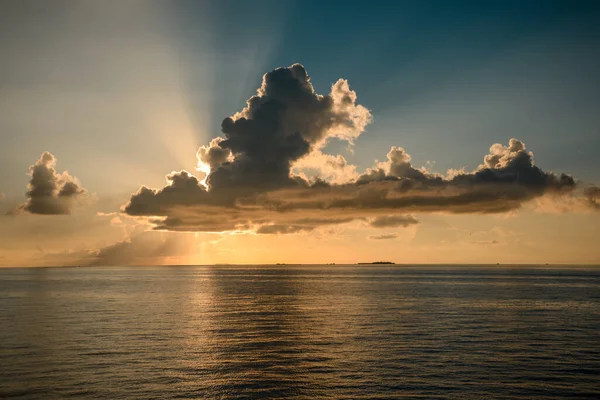 青い空の黄色い雲とモルディブのインド洋の太陽光線を持つ熱帯の島でカラフルな夕日 — ストック写真