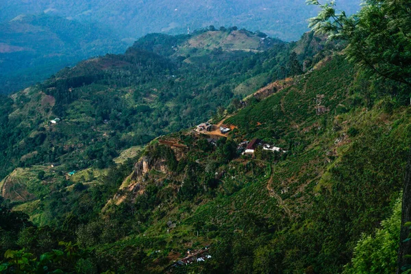 Vista Cima Para Montanhas Verdes Caminho Fumaça Aldeia Sri Lanka — Fotografia de Stock