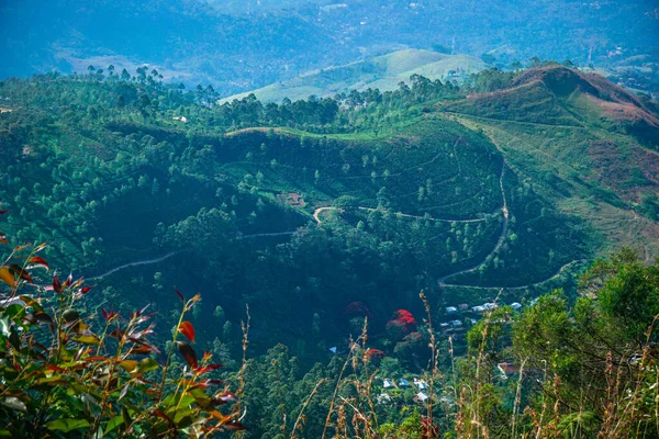 Vista Cima Para Montanhas Verdes Caminho Fumaça Aldeia Sri Lanka — Fotografia de Stock