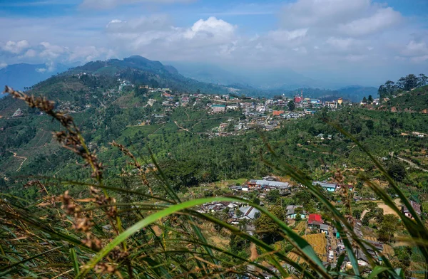 Vista Cima Para Montanhas Verdes Caminho Fumaça Aldeia Sri Lanka — Fotografia de Stock