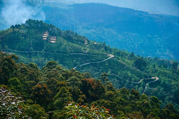 Vista Cima Para Montanhas Verdes Caminho Fumaça Aldeia Sri Lanka — Fotografia de Stock