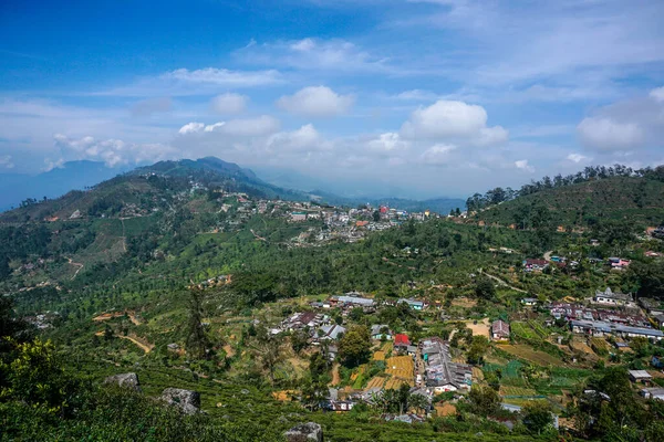 从上方俯瞰斯里兰卡的青山 云彩和村庄 — 图库照片