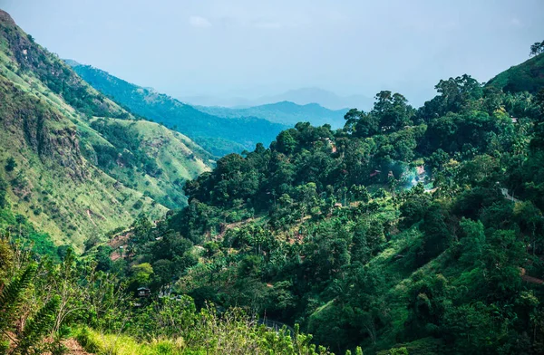 Vista Cima Para Montanhas Verdes Caminho Fumaça Aldeia Sri Lanka — Fotografia de Stock